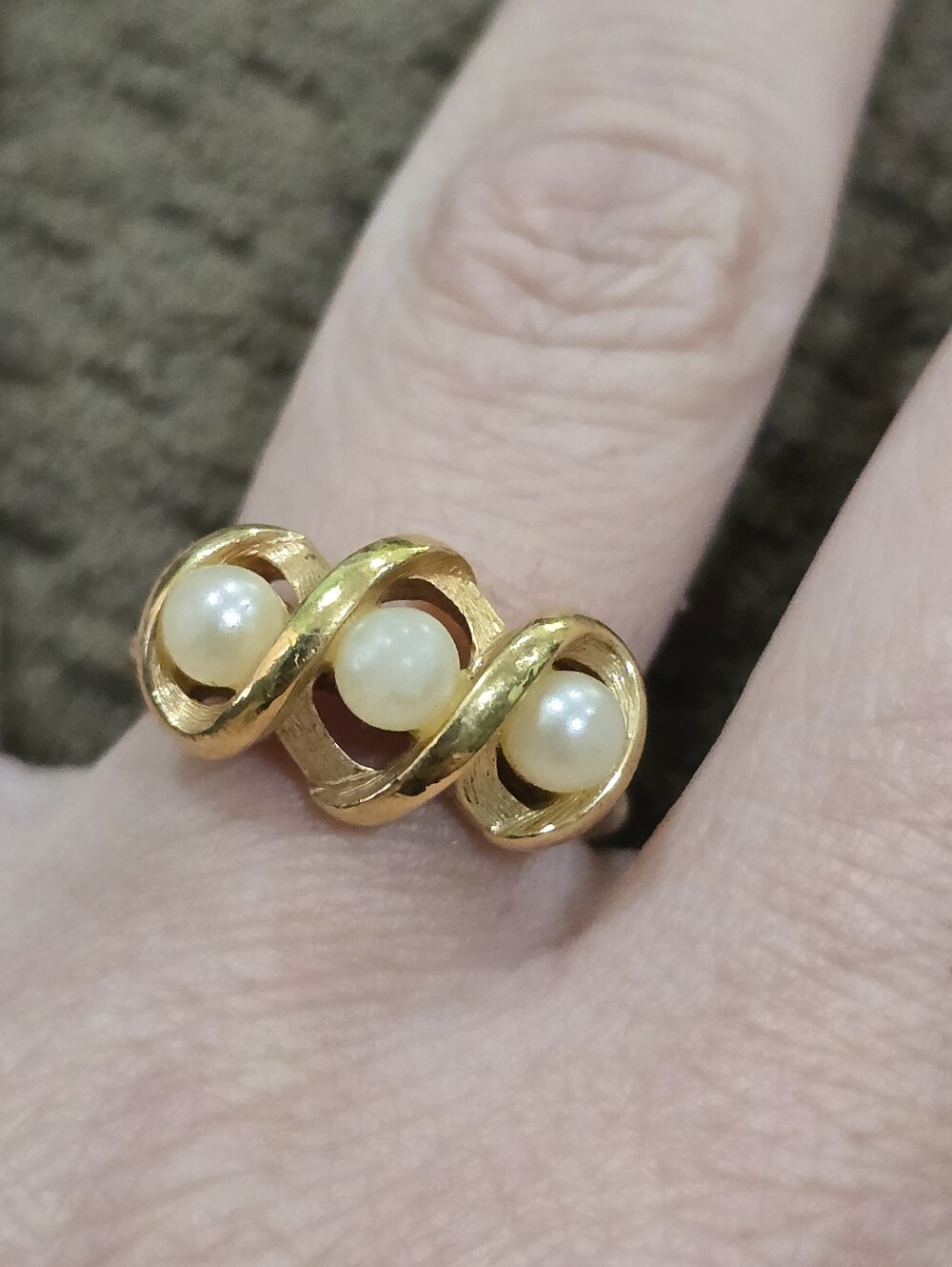 Vintage 1970s Avon Perfection Pearl Ring - Gold Tone Ribbon Bypass Wave